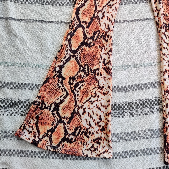 ✨PRICE DROP✨SNAKE PRINT FLARE PANTS - Picture 7 of 9